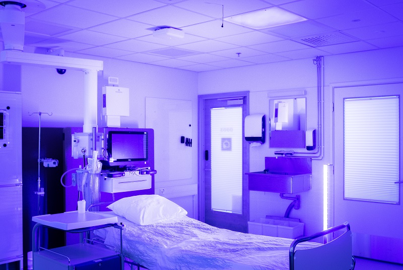 Disinfecting with light